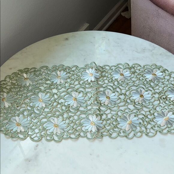 Vintage sunflower and daisy Embroidered Floral Table linens - Picture 4 of 5